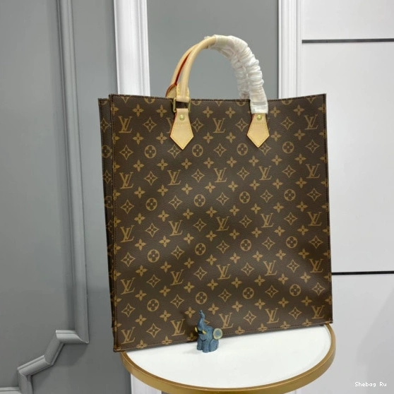 PLAT LOUIS VUITTON SAC 0822